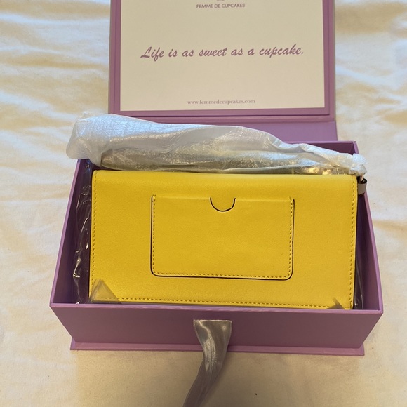 FEMME DE CUPCAKES Wristlet - Picture 2 of 5